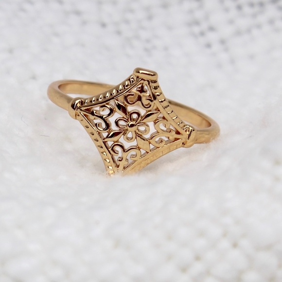 Vintage Hollow Floral Gold Ring - Picture 1 of 10